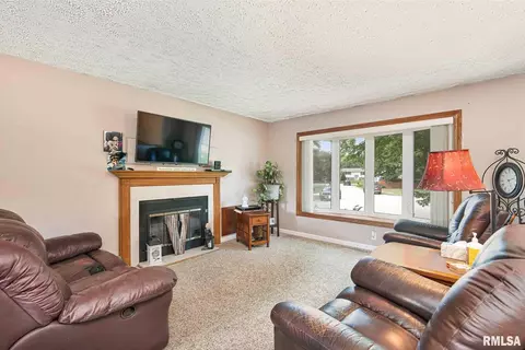 7 Apache Ct, Eldridge, IA 52748 photo 3