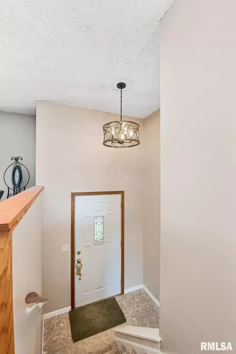 7 Apache Ct, Eldridge, IA 52748 photo 2