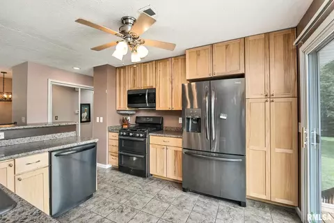 7 Apache Ct, Eldridge, IA 52748 photo 7