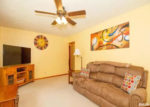 3224 18th Ave, Moline, IL 61265 photo 3