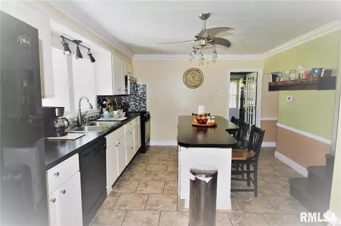 205 W Smith St, Herrin, IL 62948 photo 3