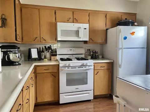 2427 31st St, Moline, IL 61265 photo 6