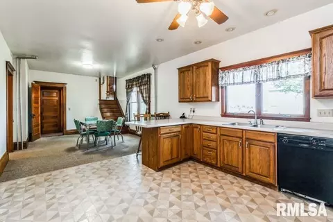 15380 240th St, Eldridge, IA 52748 photo 6