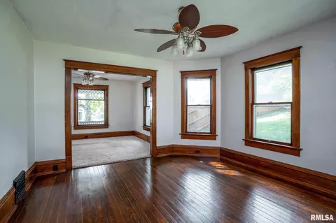 136 7th St, Silvis, IL 61282 photo 8