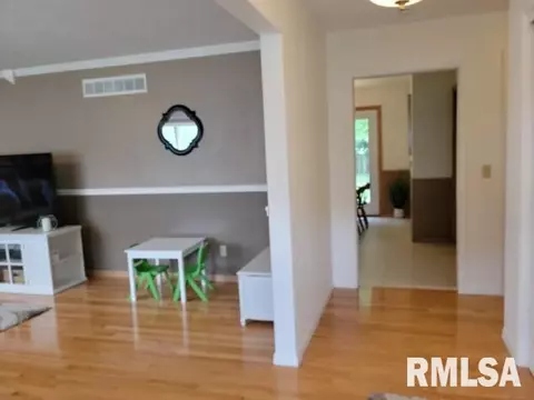 1827 37th St, Moline, IL 61265 photo 5