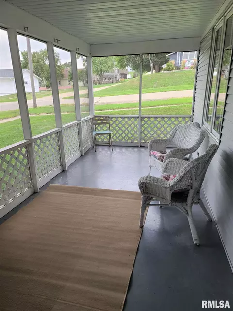 803 5th St, Fulton, IL 61252 photo 2
