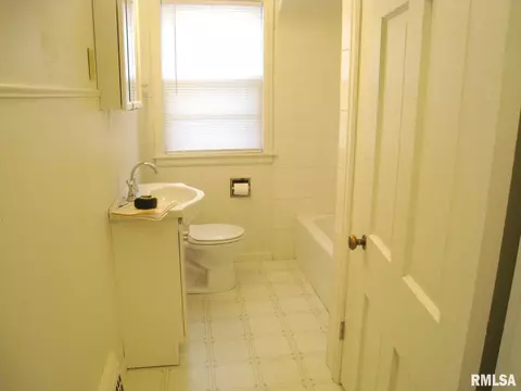 1122 26th St, Moline, IL 61265 photo 8