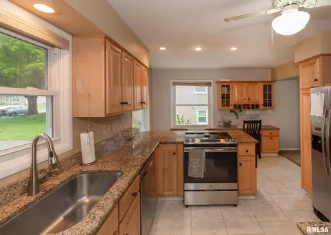 3606 44th St, Moline, IL 61265 photo 2