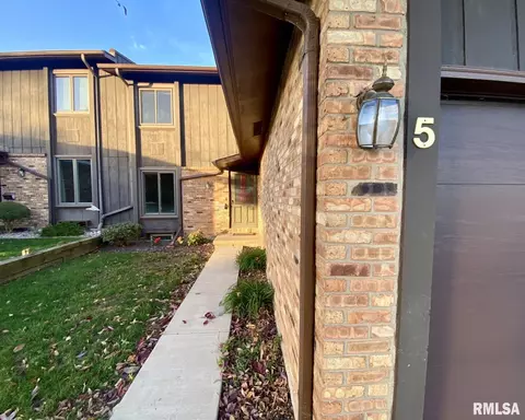 5 Cedar Dr, Macomb, IL 61455 photo 2