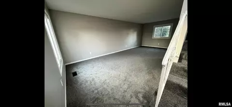 5 Cedar Dr, Macomb, IL 61455 photo 3