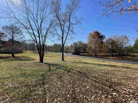 8 Lake Indian Hills Dr, Carbondale, IL 62901