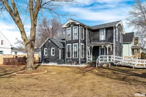 2202 Pershing Blvd, Clinton, IA 52732