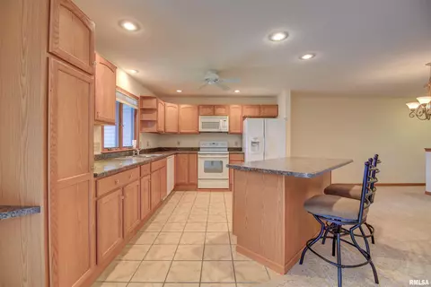 114 5th St, Fulton, IL 61252 photo 4