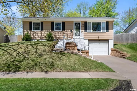 3512 Magnolia Ct, Bettendorf, IA 52722