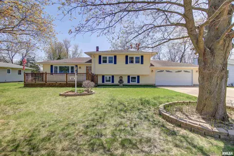 531 Scenic Dr, Clinton, IA 52732