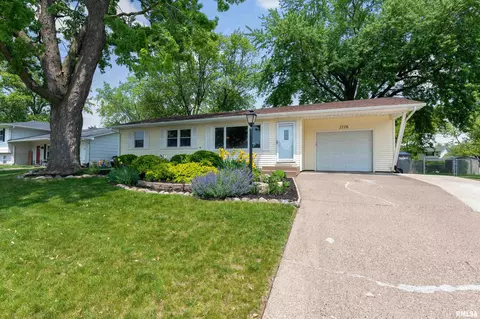 1116 Pinehill Rd, Bettendorf, IA 52722