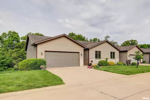 510 Apple Valley Ln, Clinton, IA 52732