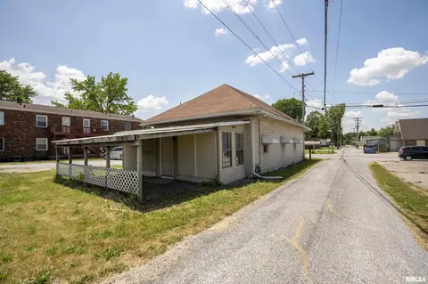 106 S Locust St, Sesser, IL 62884