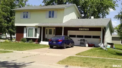 624 W Price St, Eldridge, IA 52748