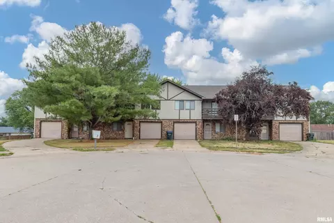 10 Brown Ct, Davenport, IA 52806