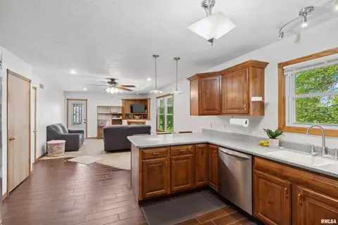 216 Dammann Dr, Eldridge, IA 52748 photo 10