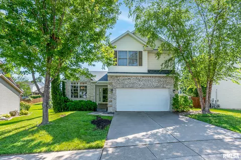 6111 Hillandale Rd, Davenport, IA 52806
