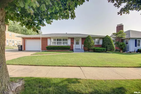 322 10th Ave N, Clinton, IA 52732