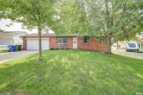 1107 Jefferies Dr, Clinton, IA 52732