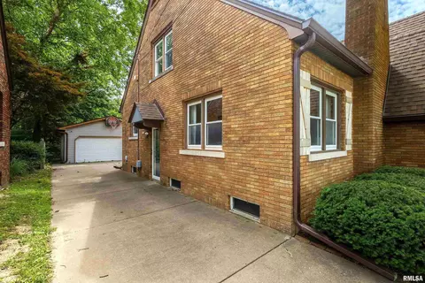 2518 30th St, Moline, IL 61265 photo 3