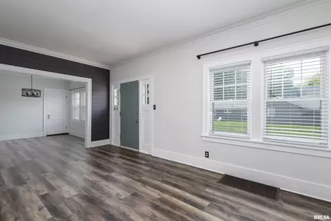 1206 29th St, Moline, IL 61265 photo 4
