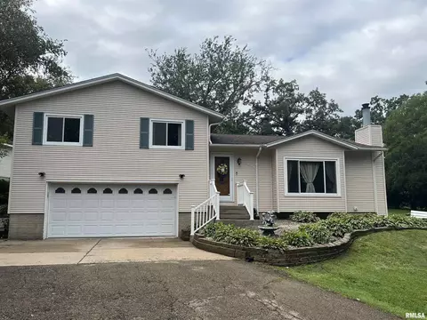 1629 Harrison Dr, Clinton, IA 52732