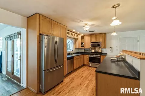 1412 11th St, Silvis, IL 61282 photo 8
