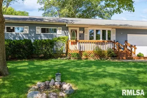 1412 11th St, Silvis, IL 61282