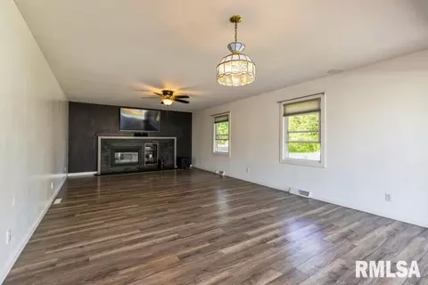 1412 11th St, Silvis, IL 61282 photo 9