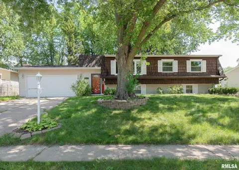 5011 Candlelight Dr, Davenport, IA 52806