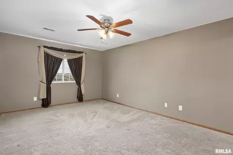 240 E Franklin St, Eldridge, IA 52748 photo 10