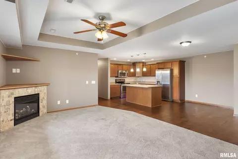 240 E Franklin St, Eldridge, IA 52748 photo 4