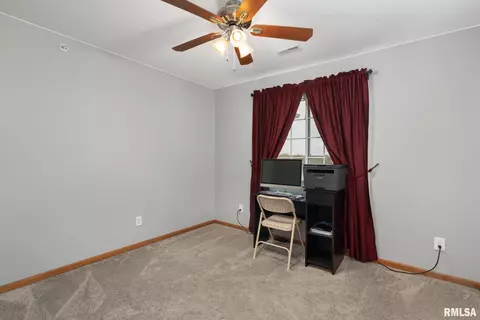 240 E Franklin St, Eldridge, IA 52748 photo 8