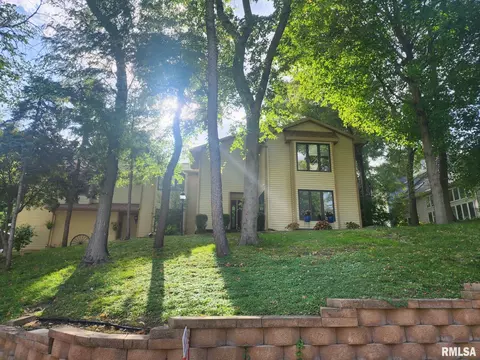 4 Red Oak Ct, Moline, IL 61265