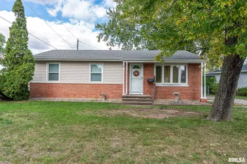 1430 4th St, Camanche, IA 52730