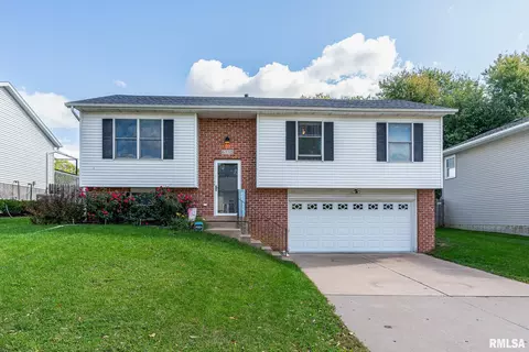 6715 Cresthill Dr, Davenport, IA 52806