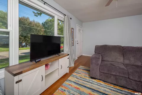 3605 38th St, Moline, IL 61265 photo 9
