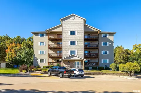 4026 Creek Hill Dr, Bettendorf, IA 52722