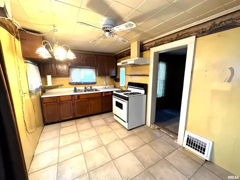 737 23rd St, Moline, IL 61265 photo 9