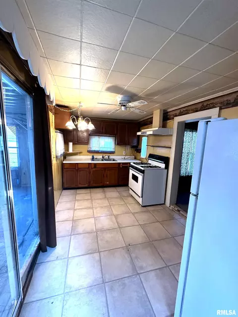 737 23rd St, Moline, IL 61265 photo 10