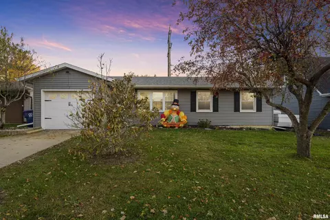 2405 W 60th St, Davenport, IA 52806