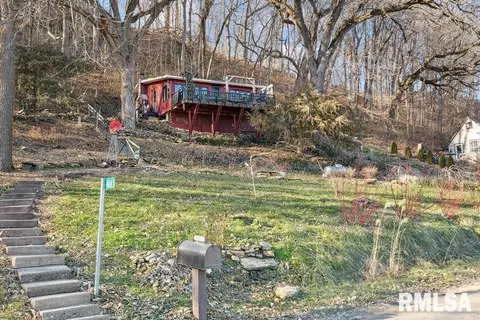 4683 155th St, Clinton, IA 52732
