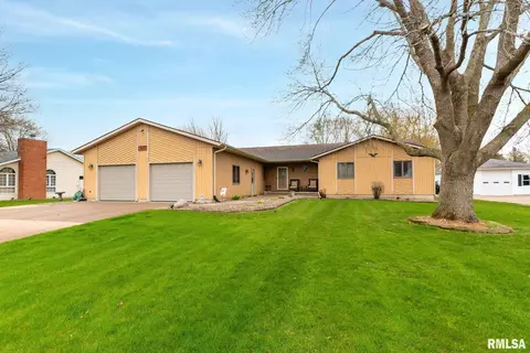 211 S 27th Ave, Eldridge, IA 52748