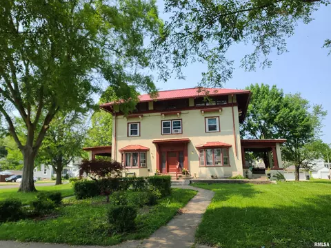 844 S 5th Ave, Clinton, IA 52732