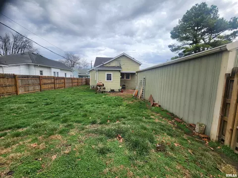 1113 1st St, Eldorado, IL 62930 photo 5